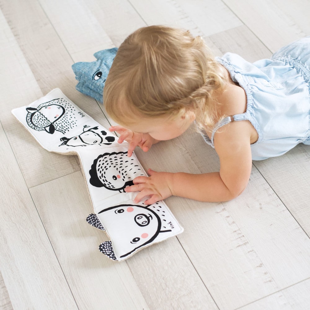 Wee Gallery Soft Book - Sfeer1-min