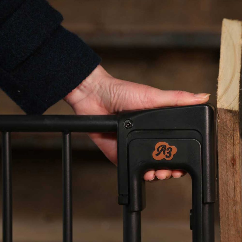 a3-baby-en-kids-safetydoor-traphekje-zwart-3-min