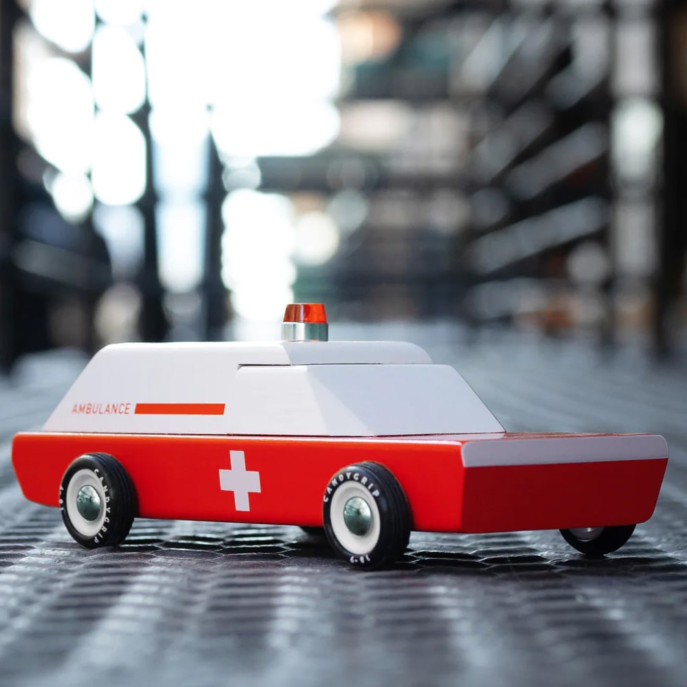 candylab-toys-ambulance-wagon-4-min