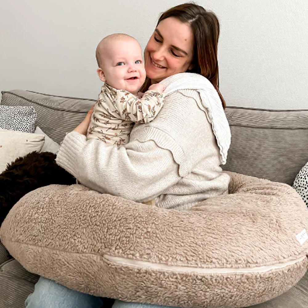 ilmaha-voedingskussen-teddy-taupe-3