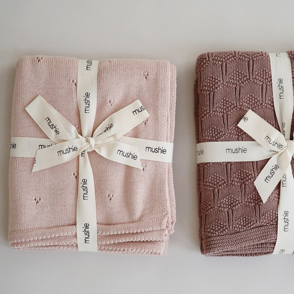 mushie-gebreide-deken-pointelle-80x100cm-blush-4