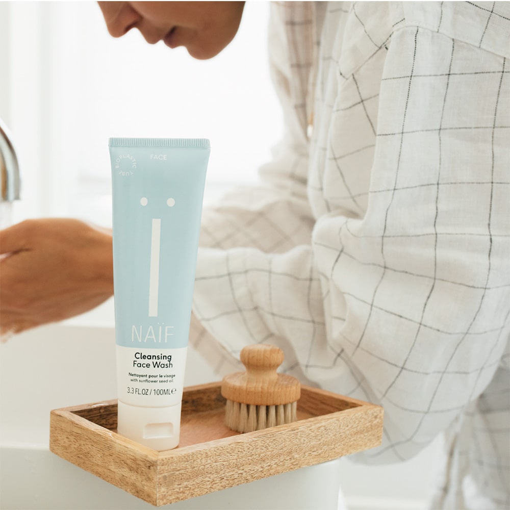 naif-cleansing-face-wash-100ml-3-min