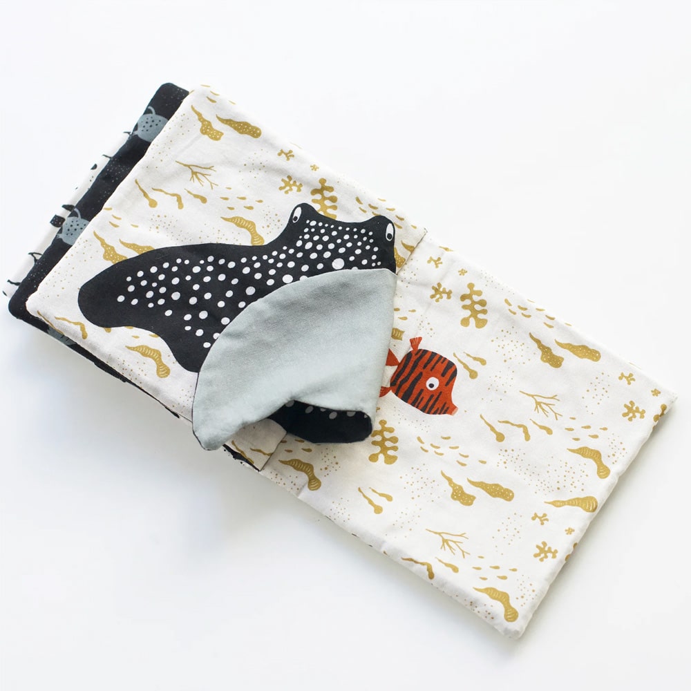 wee-gallery-knisperboekje-peekaboo-ocean-2-min
