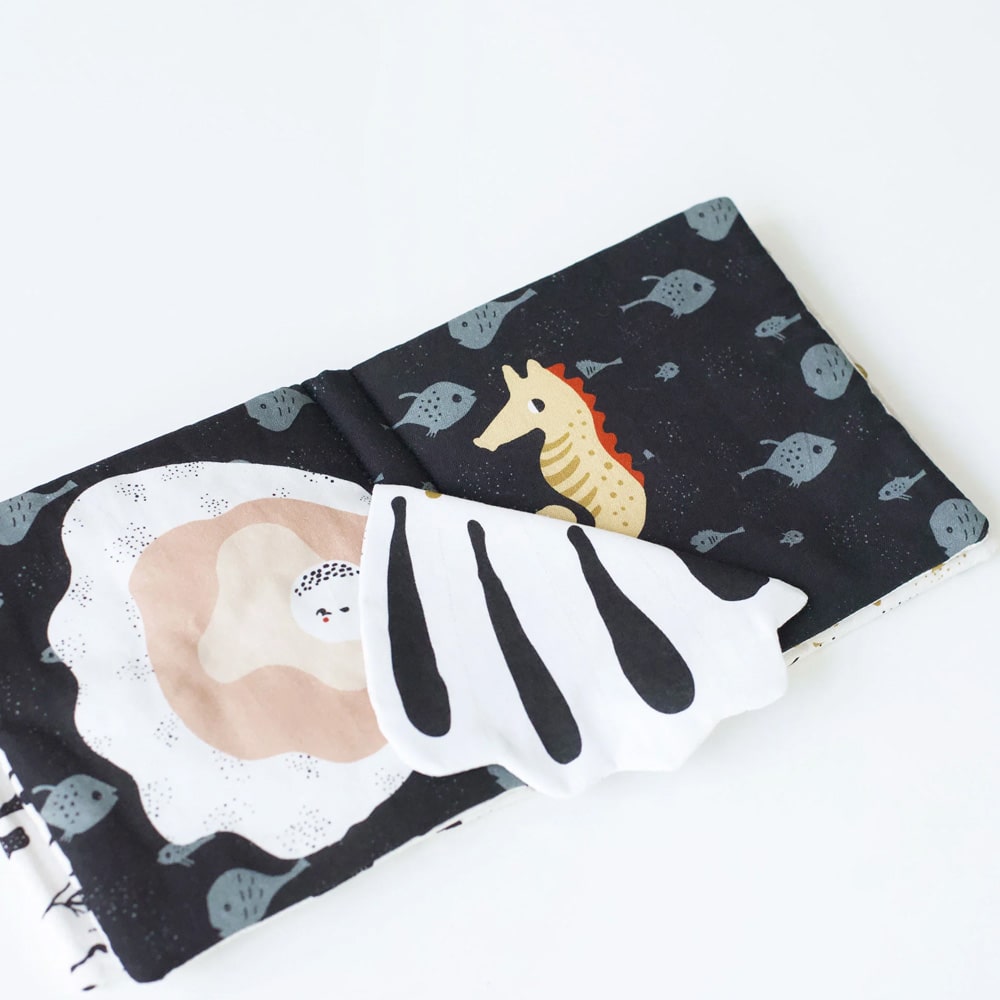 wee-gallery-knisperboekje-peekaboo-ocean-4-min