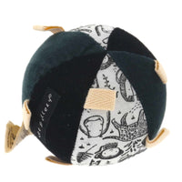Wee Gallery Organic Sensory Ball met Rammelaar - Wildlife-min