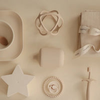 mushie-bijtring-bal-shifting-sand-4-min