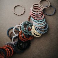 mushie-siliconen-bijtring-armband-bloem-min
