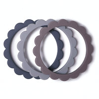 mushie-siliconen-bijtring-armbanden-bloem-grey-min
